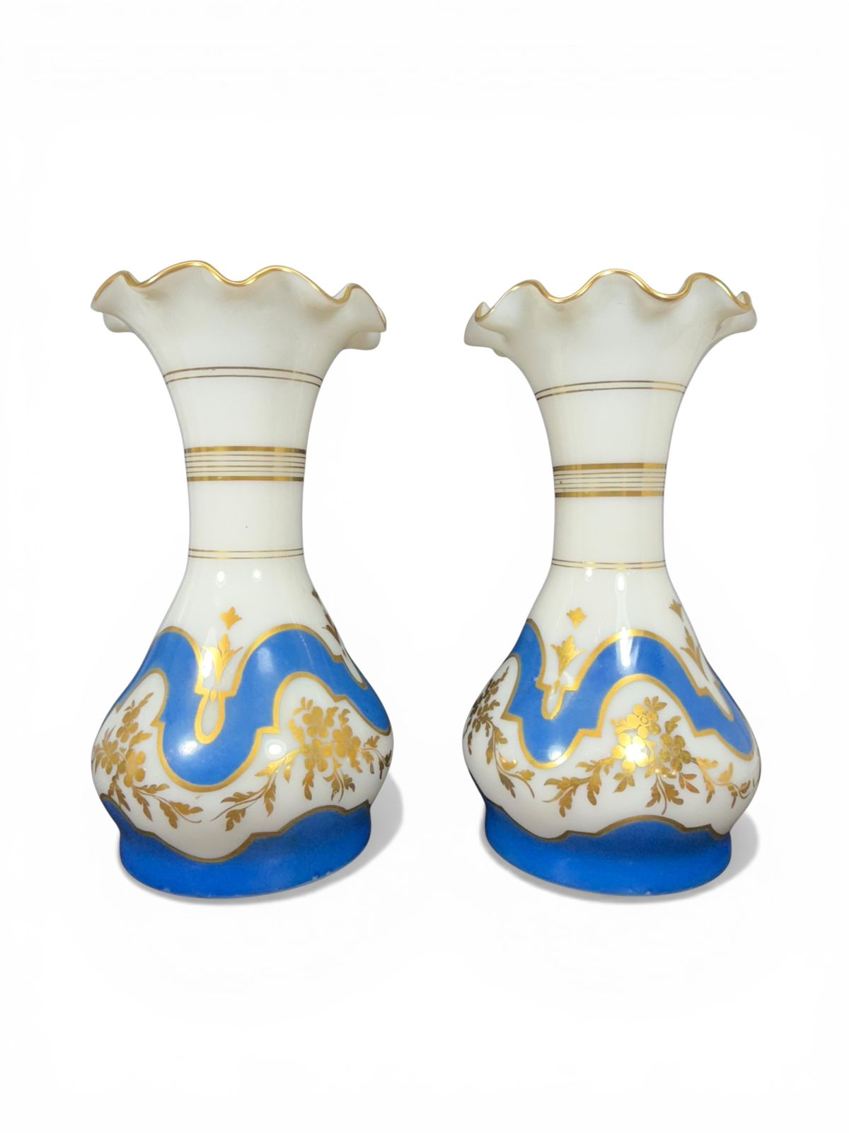Par de vasos em opalina com decoração esmaltada e douração