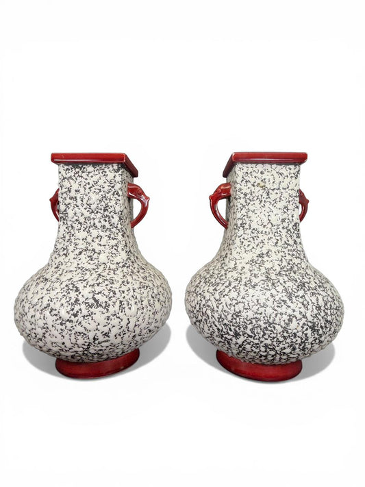 Par de vasos Art Déco com alças em forma de cabeças de elefantes