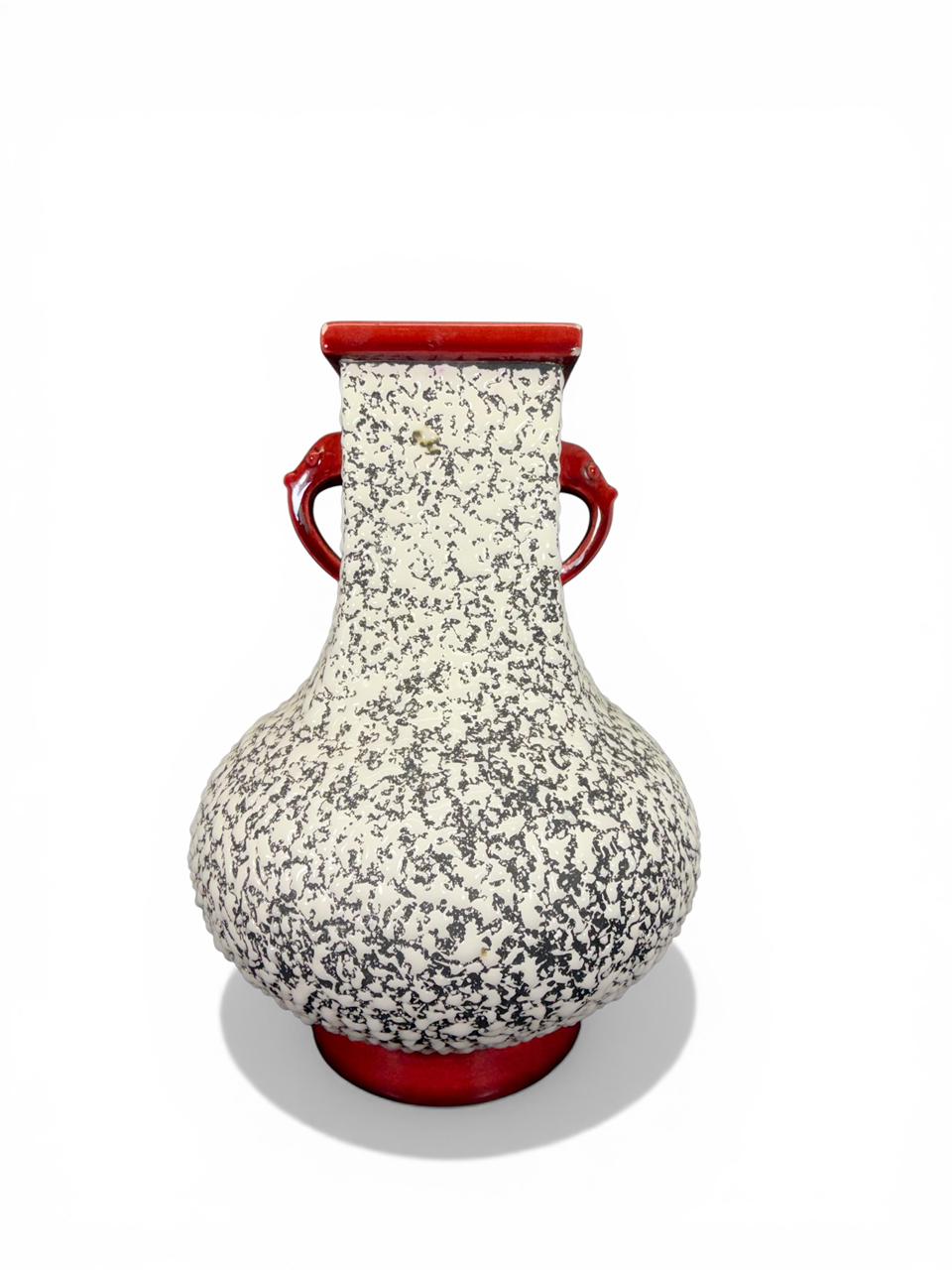 Par de vasos Art Déco com alças em forma de cabeças de elefantes