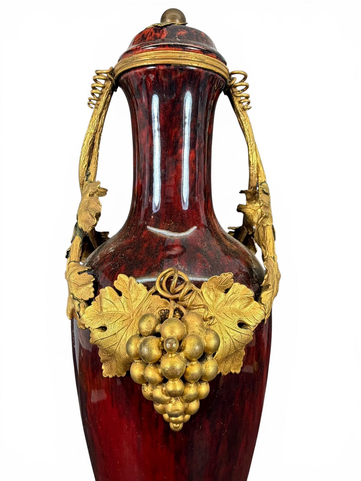 Par de vasos em porcelana esmaltada com montagens em bronze dourado (ormolu)