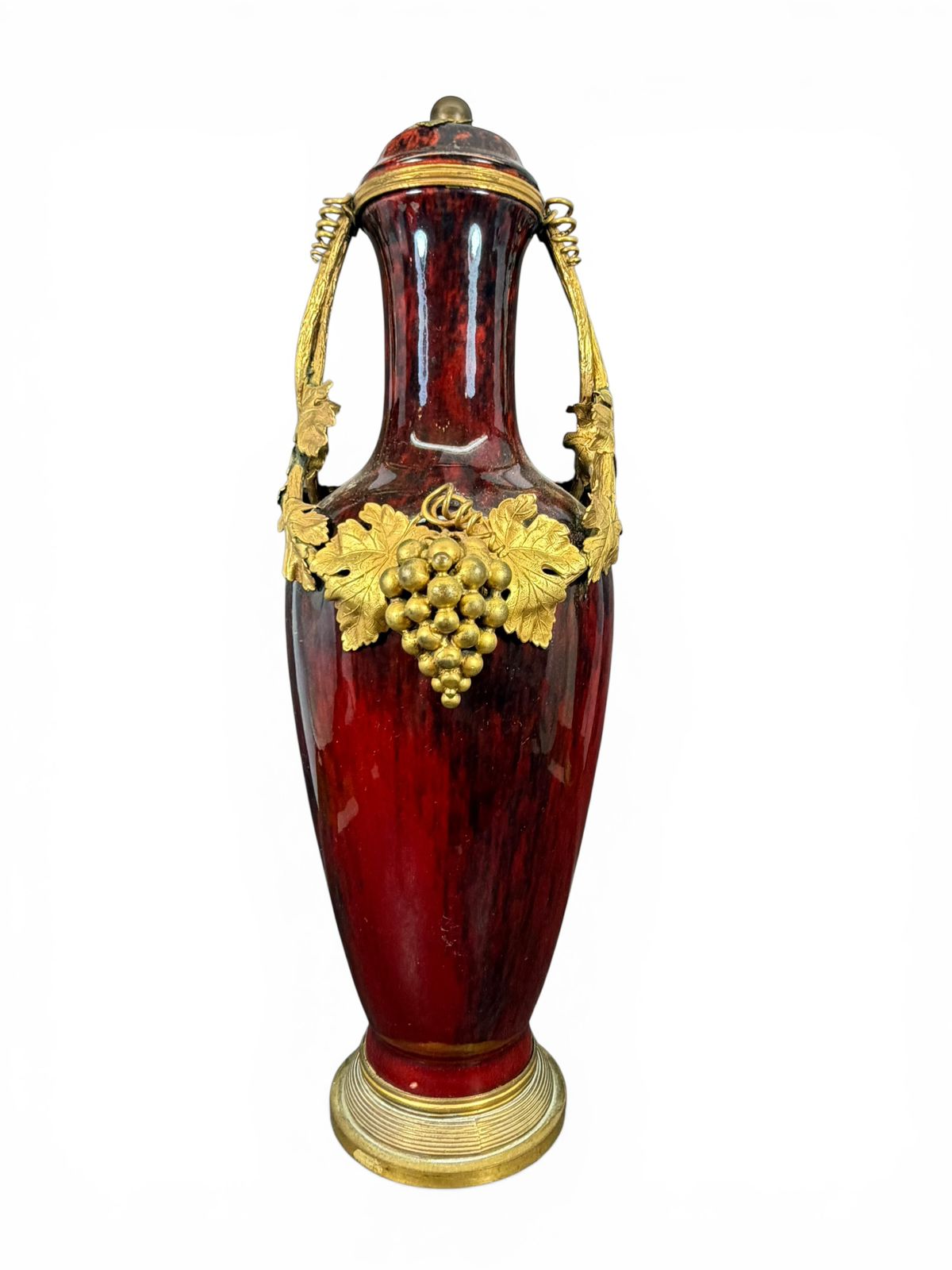 Par de vasos em porcelana esmaltada com montagens em bronze dourado (ormolu)