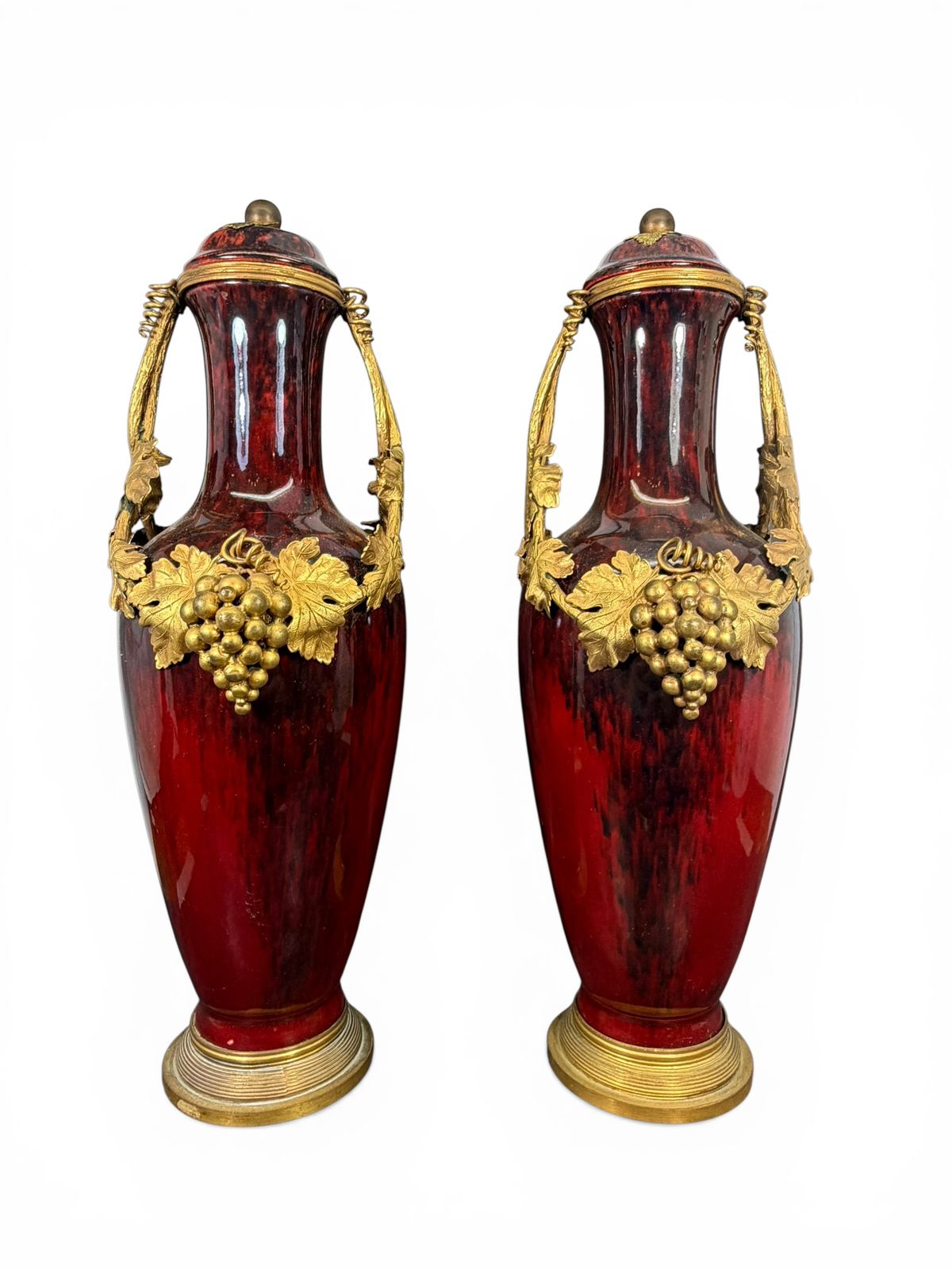 Par de vasos em porcelana esmaltada com montagens em bronze dourado (ormolu)