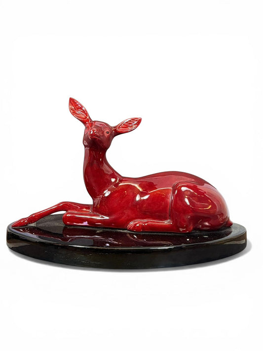 Escultura Art Déco em cerâmica esmaltada representando cervo reclinado