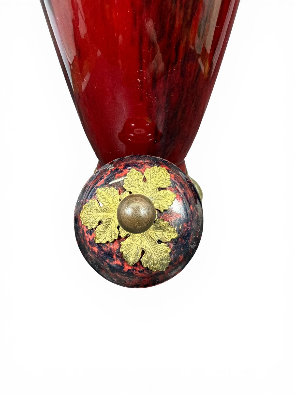 Par de vasos em porcelana esmaltada com montagens em bronze dourado (ormolu)