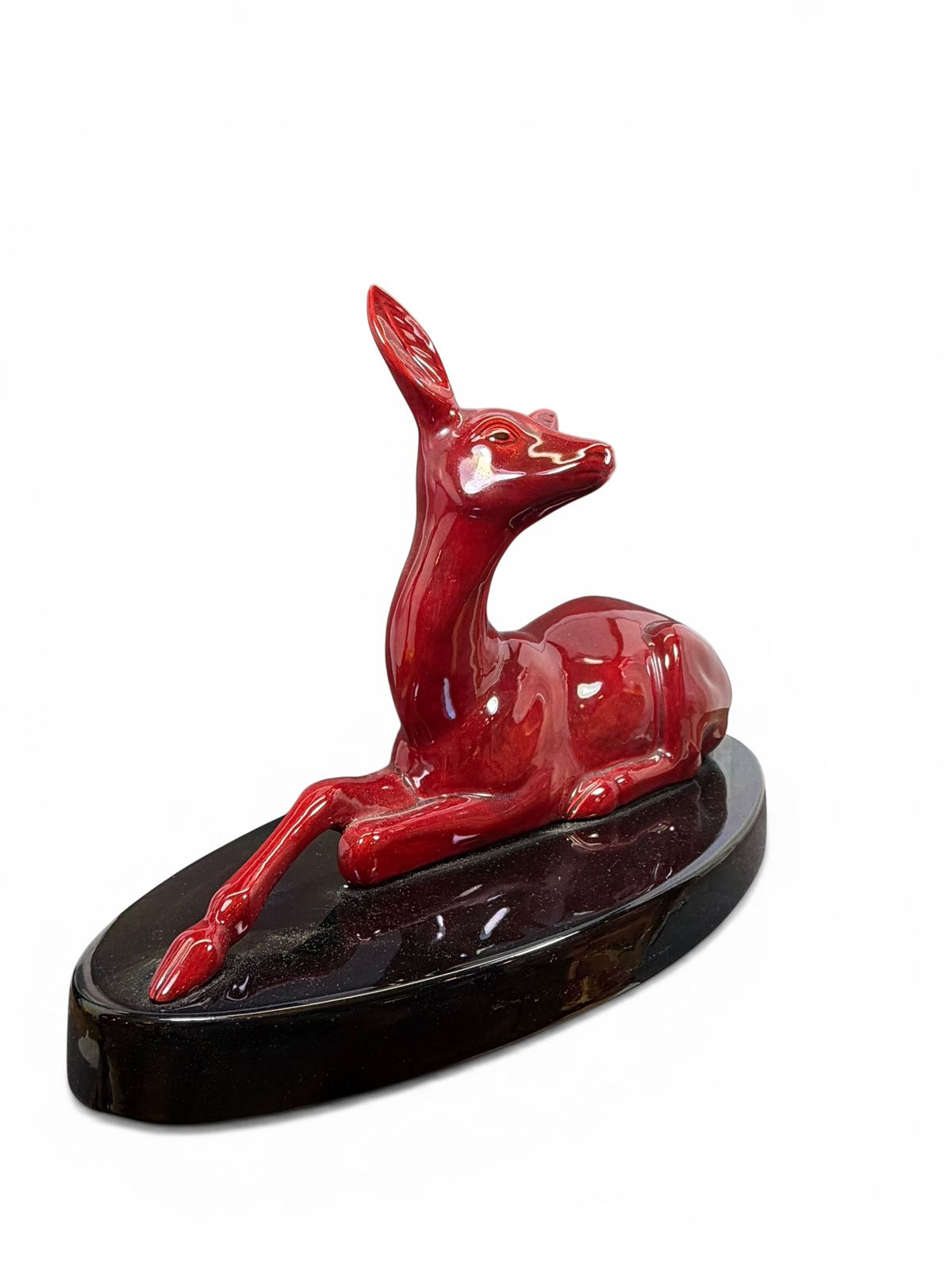 Escultura Art Déco em cerâmica esmaltada representando cervo reclinado