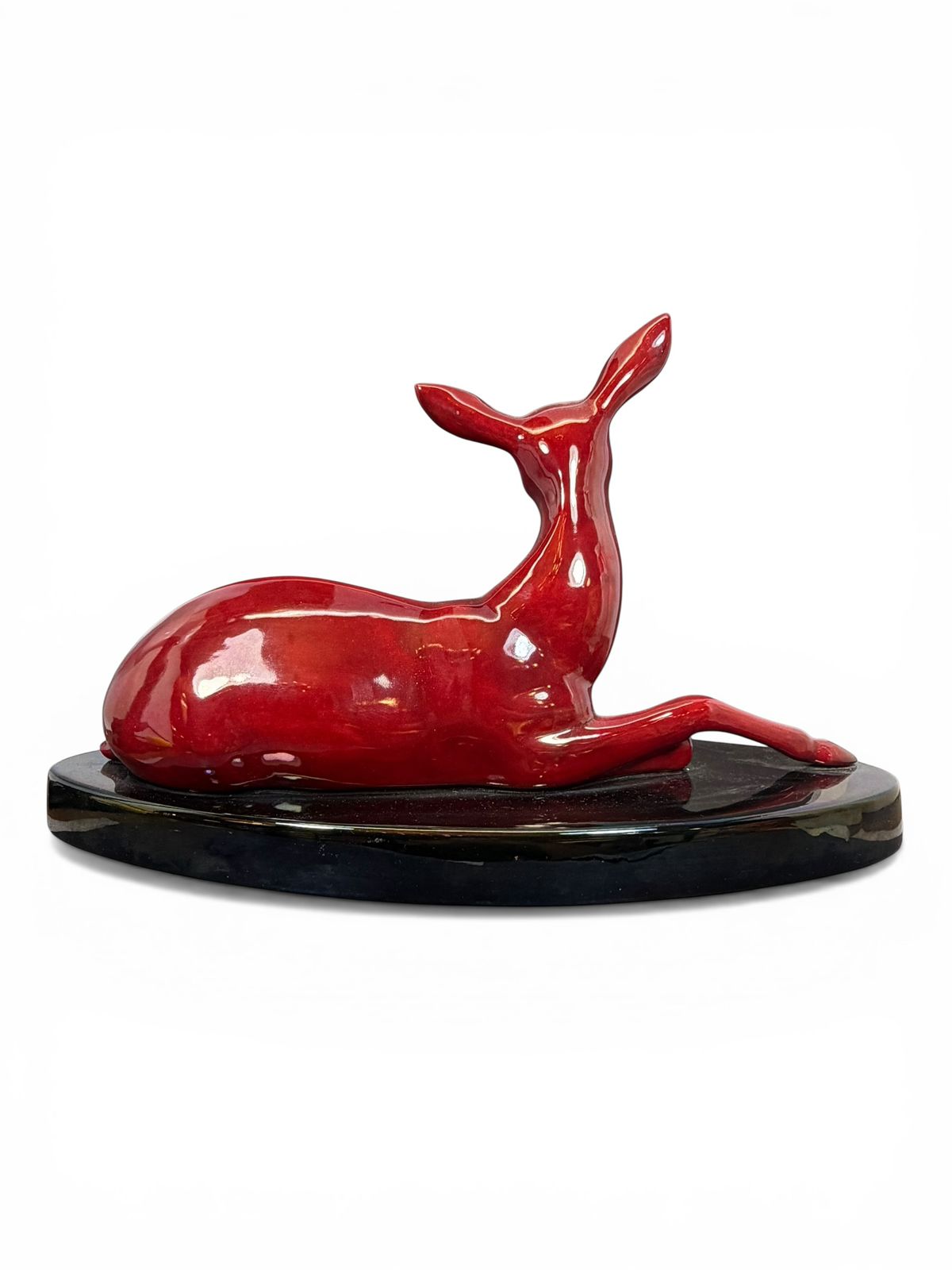 Escultura Art Déco em cerâmica esmaltada representando cervo reclinado
