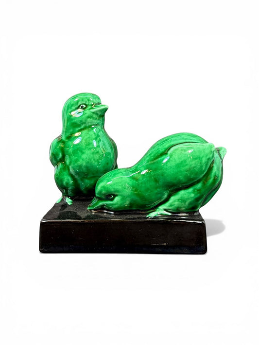 Grupo escultórico Art Déco em porcelana esmaltada representando aves