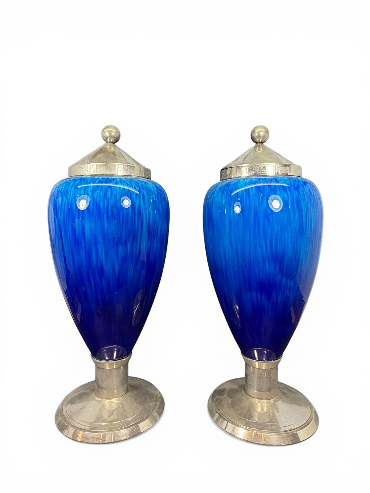 Par de vasos Art Déco em cerâmica esmaltada com montagens metálicas