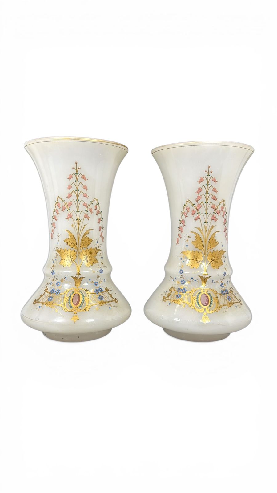 Par de vasos em opalina com decoração policromada e douração