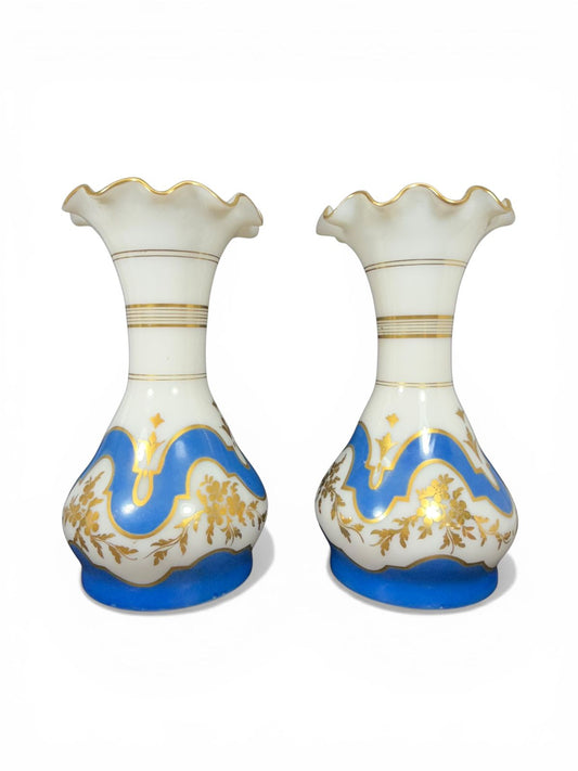 Par de vasos em opalina com decoração esmaltada e douração